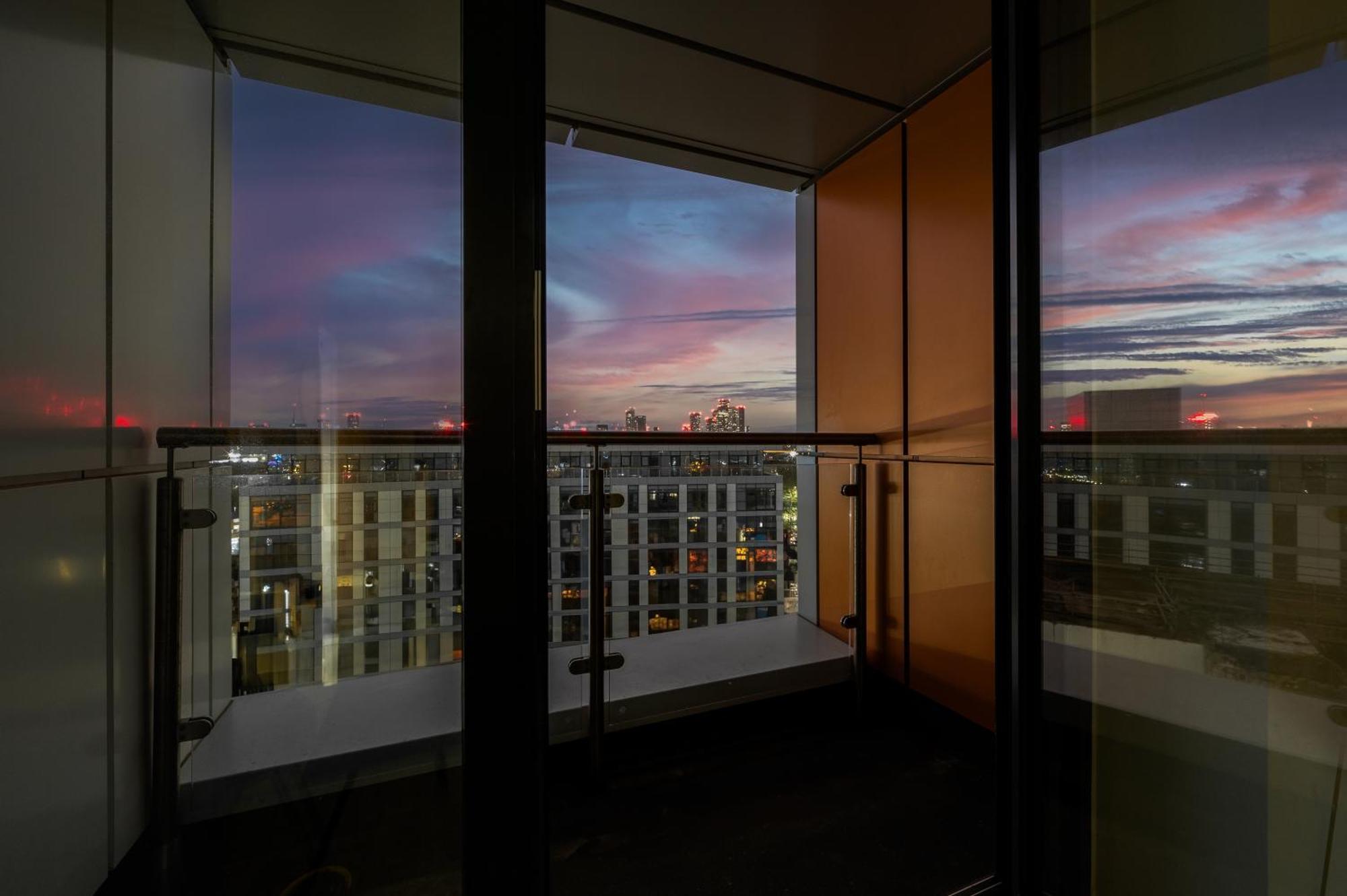 Stylish & Spacious Salford Quays One Bedroom High Floor Apartment With Balcony Manchester Ngoại thất bức ảnh