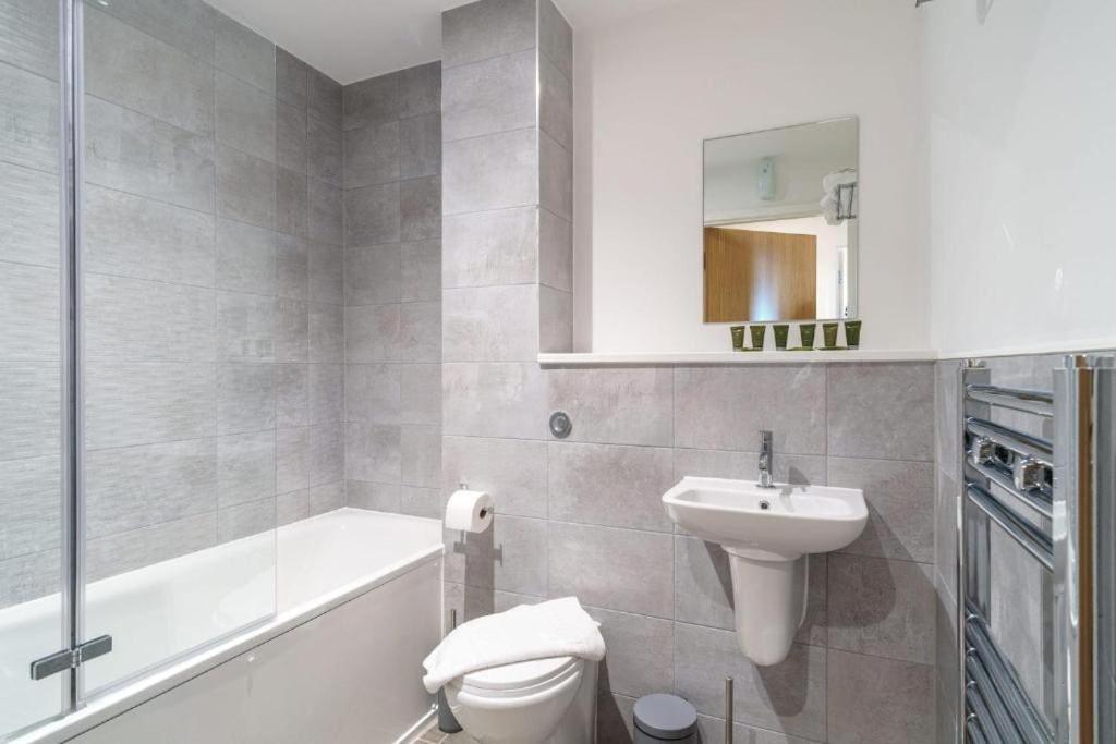 Stylish & Spacious Salford Quays One Bedroom High Floor Apartment With Balcony Manchester Ngoại thất bức ảnh