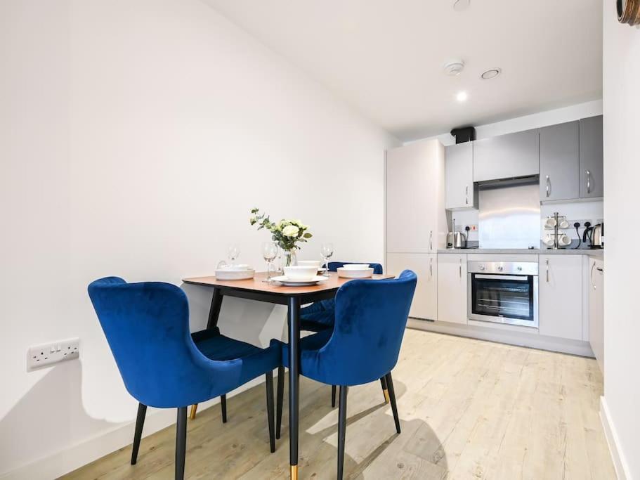 Stylish & Spacious Salford Quays One Bedroom High Floor Apartment With Balcony Manchester Ngoại thất bức ảnh